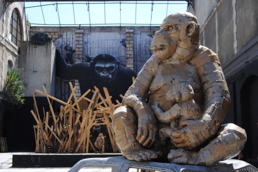 Installation de Laurence Vallières et Zarb sur la thématique des grands singes à Darwin (WS/Rue89 Bordeaux)