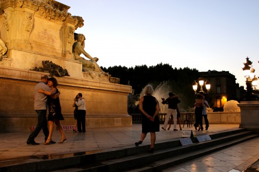 Environ une fois par mois, quelques danseurs de Tango investissent la colonne des Girondins (AD/Rue89 Bordeaux)