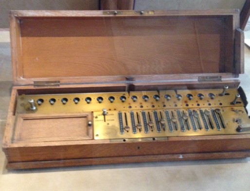 Un arithmomètre, ancêtre de la calculatrice (MI/Rue89 Bordeaux)