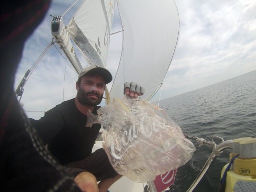 Durant son mois de course au large, Clément tombera sur des centaines de déchets plastiques flottant entre deux eaux et infestant les océans. Ici, un emballage de bouteilles de Cola Cola.
