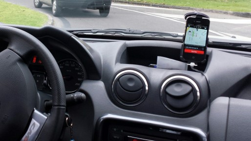 L'appli Uberpop sur l'écran d'un téléphone dans le véhicule d'un chauffeur (DR)