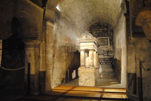Le tombeau de Saint-Fort et derrière le mur du fond, dans une pièce fermée, celui de Mgr Cirot de La Ville (WS/Rue89 Bordeaux)