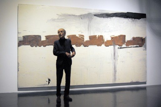 Enzo Cucchi devant son œuvre "Sains titre" restaurée (WS/Rue89 Bordeaux)