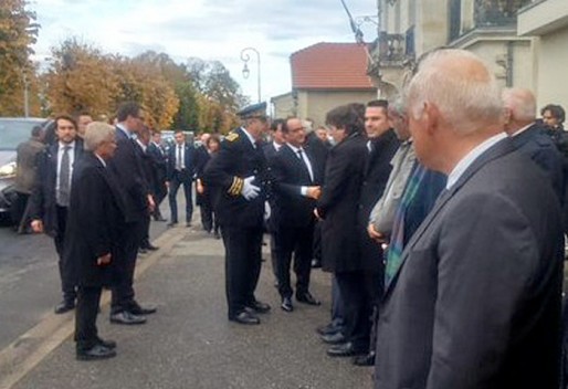 François Hollande salue les élus locaux à son arrivée à Puisseguin (Préfecture d'Aquitaine)