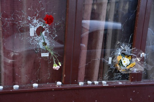 Une fleur dans chaque impact de balle sur la devanture du bar-hôtel Le Carillon (DR/L'Obs) 