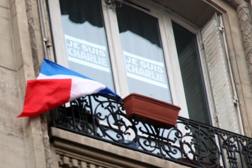 Le drapeau tricolore pavoisant après les attentats contre Charlie-Hebdo (Maya-Anaïs Yataghène)