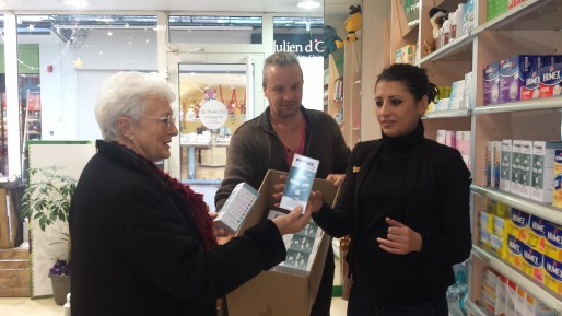Des membres de l'association distribuent les boîtes de Préjugix dans les pharmacies de Villeneuve-sur-Lot (CB/Rue89 Bordeaux)
