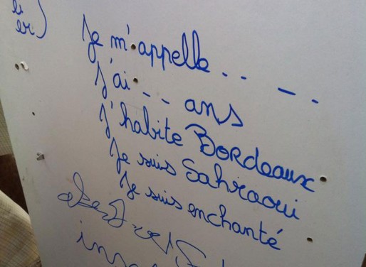 Cours de français menés par des bénévoles sur le camp des Sahraouis à Bordeaux (page facebook Aide aux réfugiés sahraouis de Bordeaux)