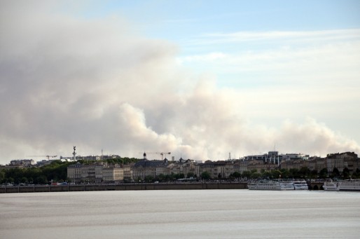Les nuages de fumée de l'incendie de Saint-Jean-d'Illac visibles depuis Bordeaux (WS/Rue89 Bordeaux)