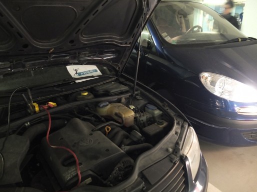 Après deux mois sans rouler, les batteries de plusieurs voitures étaient à plat (SB/Rue89 Bordeaux)