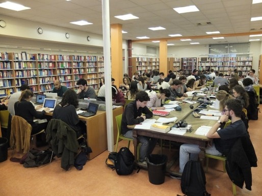 La bibliothèque universitaire pluridisciplinaire de Bordeaux centre fait souvent le plein (SB/Rue89 Bordeaux) 