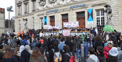 Etudiants et lycéens réunis mercredi 9 mars devant l'Université Bordeaux II (XR/Rue89 Bordeaux)