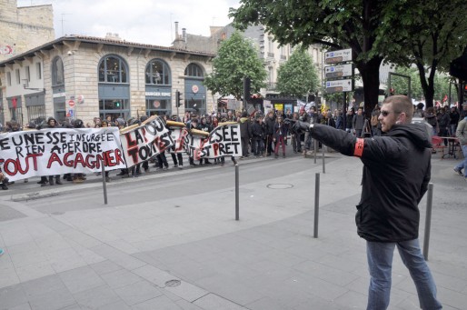 Gaz lacrymogène contre projectiles lors de la manifestation. (XR/Rue89 Bordeaux) Gaz lacrymogène contre projectiles lors de la manifestation. (XR/Rue89 Bordeaux)