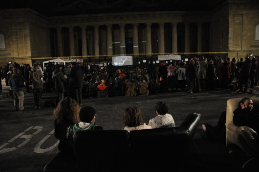 Sur le canapé pour la Nuit Debout comme chez soi devant le film du soir, Merci Patron. (XR/Rue89 Bordeaux)