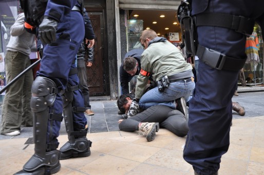 Quatre interpellations à Bordeaux pour outrage, jets de projectiles et incitations à l'émeute. (XR/Rue89 Bordeaux)