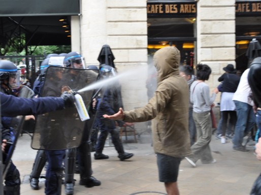 Les policiers ont bloqué les manifestants rue Sainte-Catherine (Xavier Ridon/Rue89 Bordeaux)