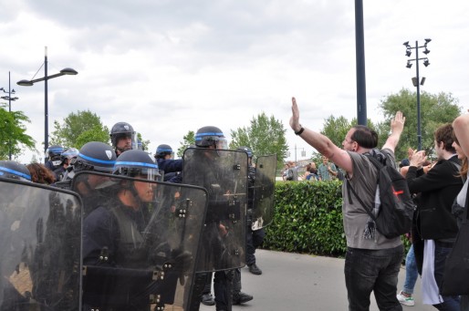 "Non violence, on avance" scandé par les manifestants sur les quais de Bordeaux (XR/Rue89 Bordeaux)
