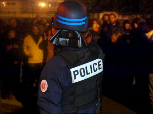Face à face entre la police et les bloqueurs de Sud Ouest (WS/Rue89 Bordeaux)