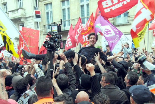 Le lycéen porté par les manifestants (WS/Rue89 Bordeaux)