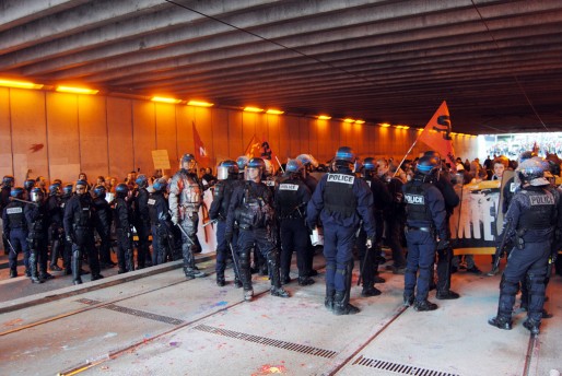 Une partie des manifestants bloquée sous le pont de la rue du Château-d'Eau (WS/Rue89 Bordeaux) 