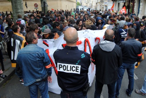 Un groupe de jeune bloqué par la police place de la République (WS/Rue89 Bordeaux)