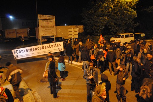 Une centaine de militants de Convergence des luttes bloquent l'entrée de SCASO Leclerc à Cestas (WS/Rue89 Bordeaux)