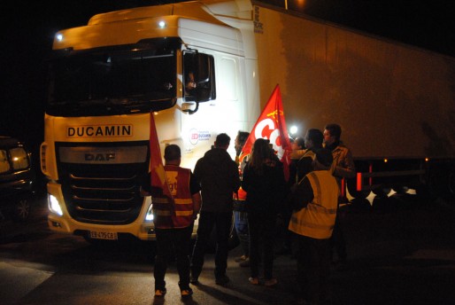 Les camions sont bloqués à la sortie de SCASO Leclerc à Cestas (WS/Rue89 Bordeaux)