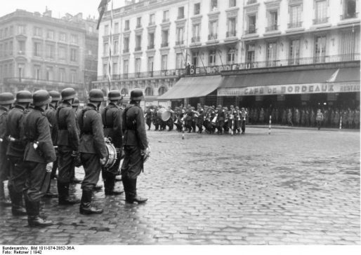  Concert de la Wehrmacht en 1942 sur la place de la Comédie à Bordeaux (Bundesarchiv, Bild 101I-074-2852-36A / Reitzner / CC-BY-SA 3.0)