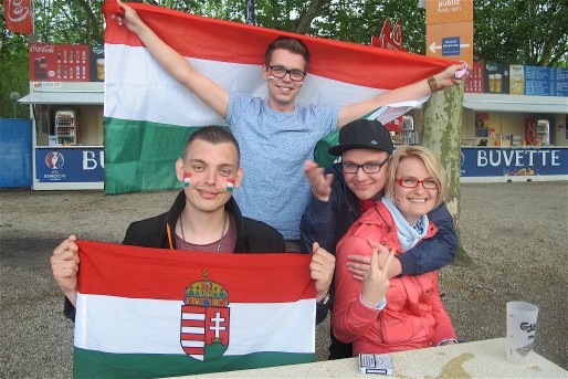 Adam, Csaba, Norbi et Tatiana ont parcouru 2 000 kilomètres pour la fan zone bordelaise (AP/Rue89 Bordeaux)