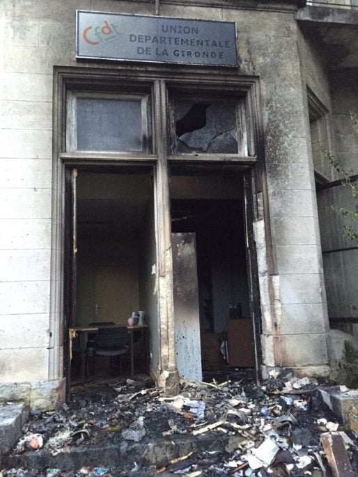Le local de la CFDT dans le quartier Saint-Genès incendié dans la nuit de mercredi à jeudi (Twitter/@CfdtAquitaine)