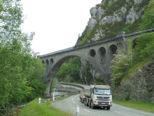 Le nouveau viaduc d'Escot surplombe une route très fréquentée par les camions (BG/Rue89 Bordeaux)
