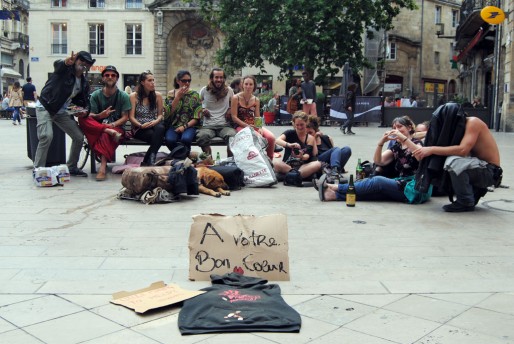 Place Saint-Projet, une vingtaine de personnes en soutien aux sans domicile fixe (WS/Rue89 Bordeaux)