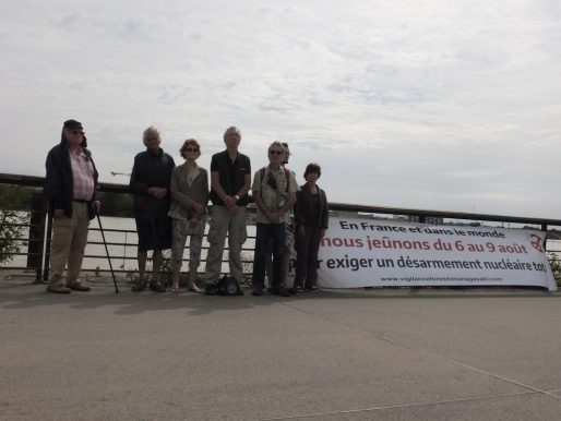 Les jeûneurs et militants du désarmement nucléaire ce mardi à Bordeaux (SB/Rue89 Bordeaux)