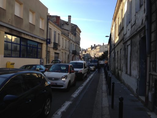 Bouchon dans la rue du Temps Passé, déviation de la rue Fondaudège (Rue89 Bordeaux)