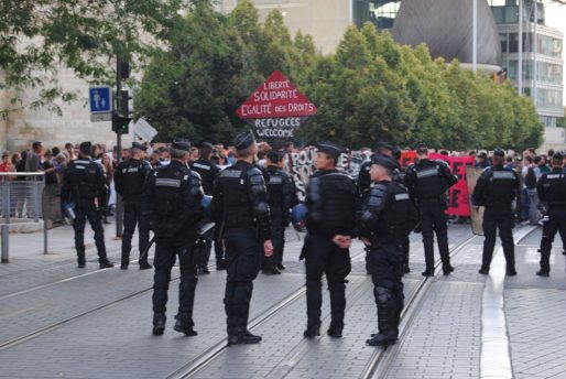 Les pour et les contre l'accueil des réfugiés en Gironde séparés par un important dispositif policier (WS/Rue89 Bordeaux)