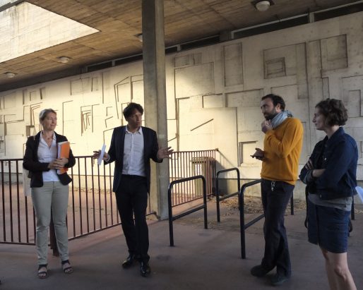 Jérôme Siri, maire adjoint de la Bastide, en pleine conversation avec deux membres de l'association Bast-ID (SB/Rue89 Bordeaux)
