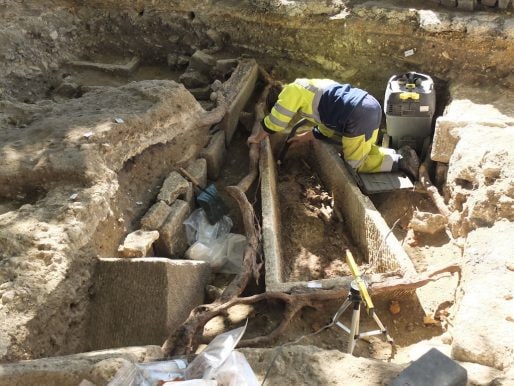 Les archéologues ont découvert 4 corps dasn l'un des sarcophages (SB/Rue89 Bordeaux)