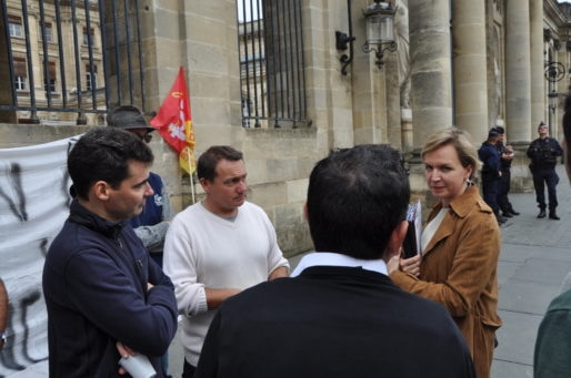 Les syndiqués et soutiens de Stéphane en pleine discussion avec Virginie Calmels (Xavier Ridon/Rue89 Bordeaux)