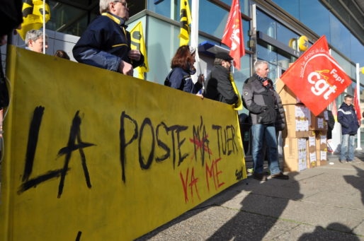 Rassemblement autour de la banderole "La Poste va me tuer" (XR/Rue89 Bordeaux)
