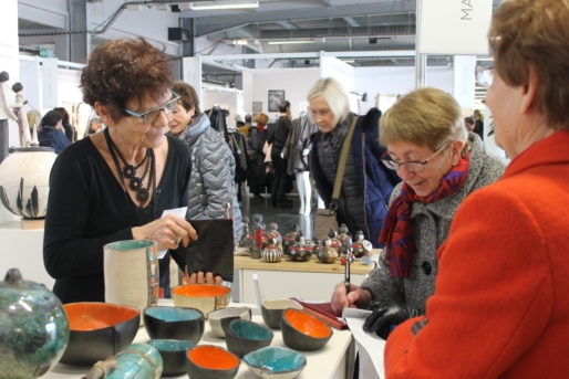Anne Malécot-Boutin (à gauche) présente ses créations au salon Ob'Art (MO/Rue89 Bordeaux)