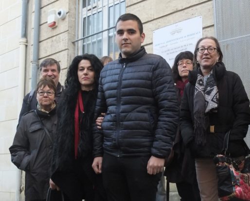 Rexinho Bac (au centre) et sa mère (à sa droite) devant le tribunal administratif (SB/Rue89 Bordeaux)