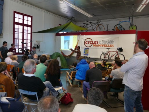 Organisée par l'association de promotion de la pratique du vélo et de l'intermodalité Cycles & Manivelles à la Maison du vélo et des Mobilités à Bègles le 7 avril, la soirée "Voyage à vélo" a attiré une soixantaine de cyclovoyageurs, actifs ou en devenir. DR-Rue89Bordeaux/FR