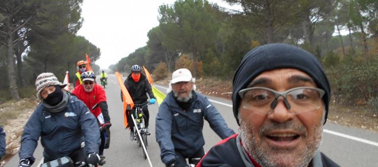 En selle pour la COP21, 40 cyclistes espagnols font une halte à Bègles