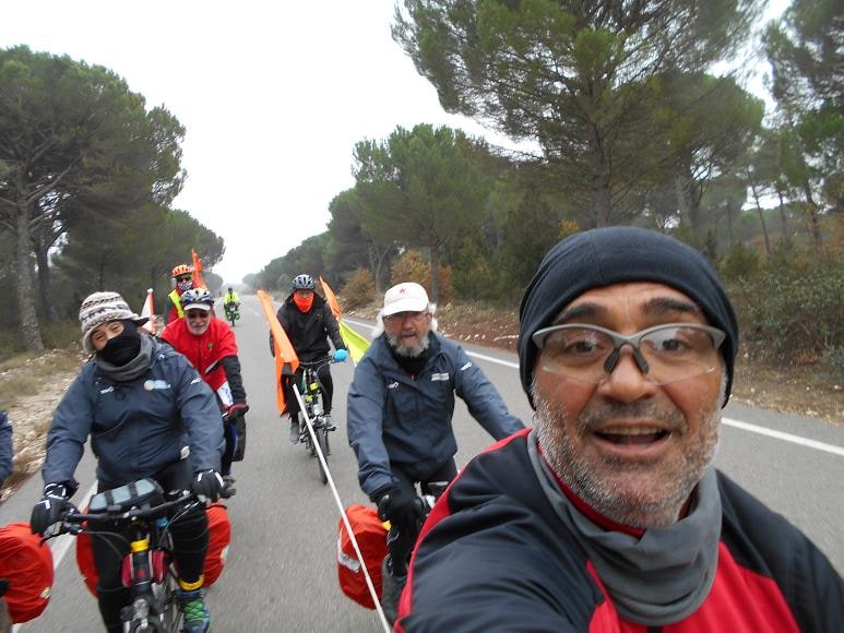 En selle pour la COP21, 40 cyclistes espagnols font une halte à Bègles