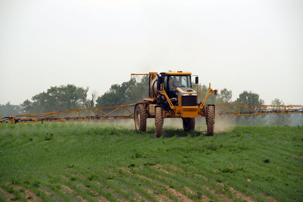 Pesticides : 28 députés, dont Loïc Prud’homme, veulent que l’État impose une analyse complète de leur toxicité