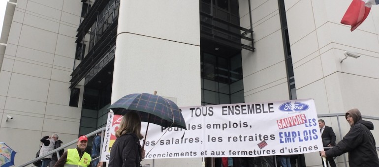 Les Ford au poste pour des confettis et de la tôle froissée