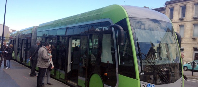 Arrêt du bus à haut niveau de service Bordeaux – Saint-Aubin à la station Conseil d’État
