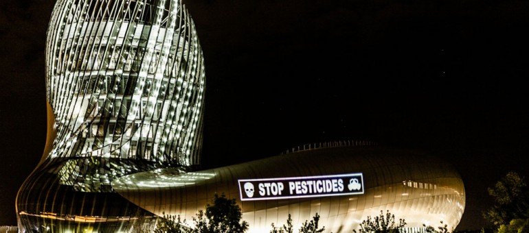« Stop pesticides » projeté sur la façade de la Cité du vin