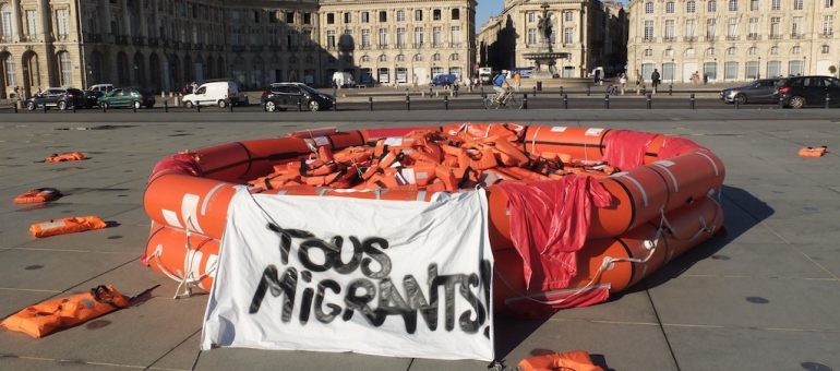 « Tous migrants ! », bouteille à la mer dans le miroir d’eau