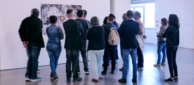 Art contemporain : l’épreuve du feu pour des élèves décrocheurs